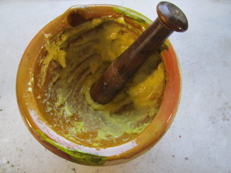 Ali-oli, aún conocido como ajo en el Mediterraneo, se prepara con ajo crudo, sal y aceite de oliva. Altamiras incorporó miga de pan y yemas, estabilizantes de la emulsión.
