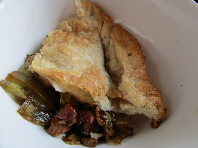 Un trozo de pastel de pollo: Altamiras añadió una lechuga, cortada en juliana. Cuando se derrite en los jugos, deja un sabor ligero de la huerta. Un trozo de pastel de pollo: Altamiras añadió una lechuga, cortada en juliana. Cuando se derrite en los jugos, deja un sabor ligero de la huerta.