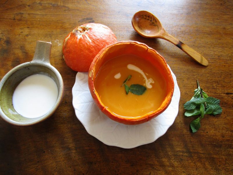 Una sopa cremosa de desayuno: puré de calabaza mezclado con miel y nata o leche.