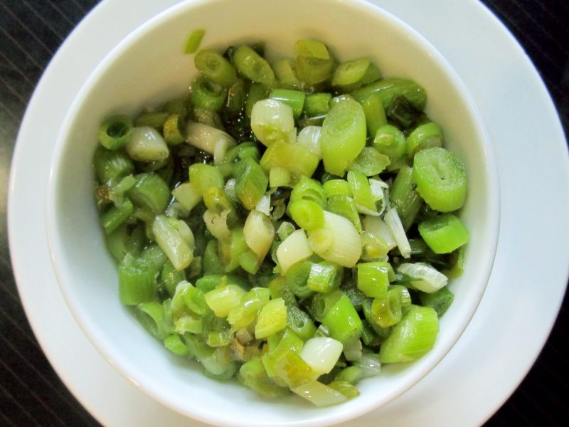 Ajetes verdes, sin su piel, picados y salteados en aceite de oliva.