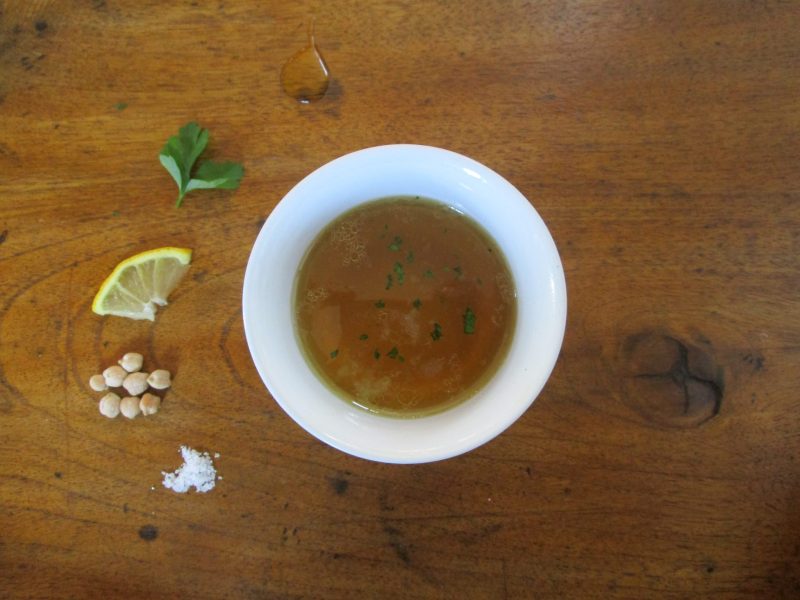 Caldo de garbanzos. Disfruta de su sencillez, o añade un poco de zumo de limón, perejil y sal.