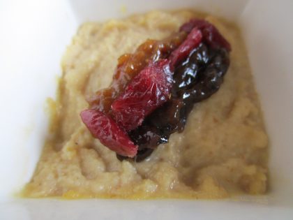 Prueba algunas cuantas de tus almendras peladas por la crema para asegúrate que no son amargas o rancias. (foto © Vicky Hayward, 2026)