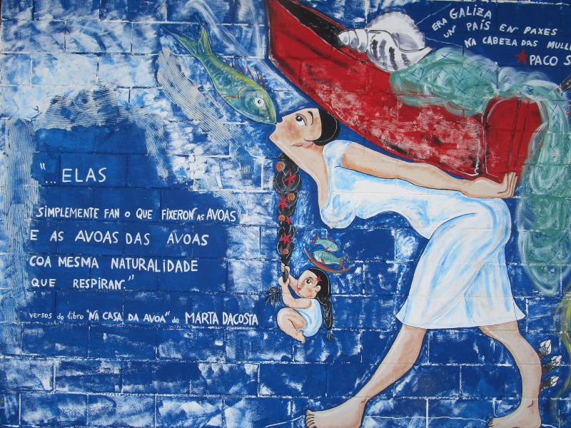 Un fresco de azulejos en la lonja de pescado de Muxia con el titulo “Familias del Mar”.