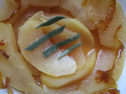 Manzanas guisadas con salvia fresca, canela en rama y azúcar de caña.