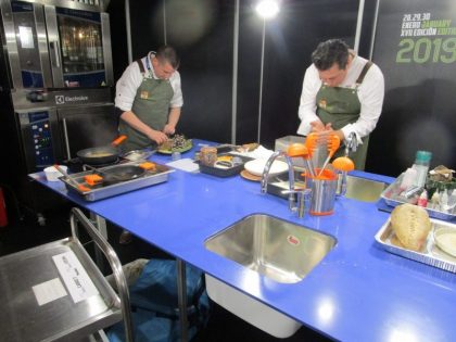 Kiko Moya y Vicente Pavia, de Restaurante L’Escaleta (Cocentaina, Alicante), prepara los platos por la ponencia y showcooking en Madrid Fusión, 2019.