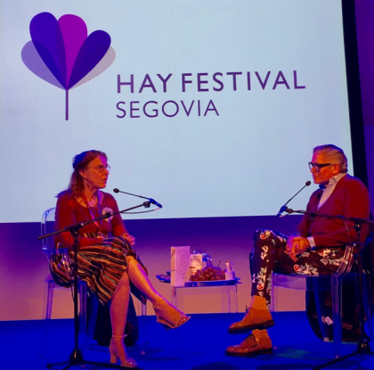 Los programadores del Hay Festival Segovia tuvo la idea brillante de escenificar mi conversación con Boris Izaguirre sobre Altamiras en la Alhondiga, el granero antiguo de la ciudad.