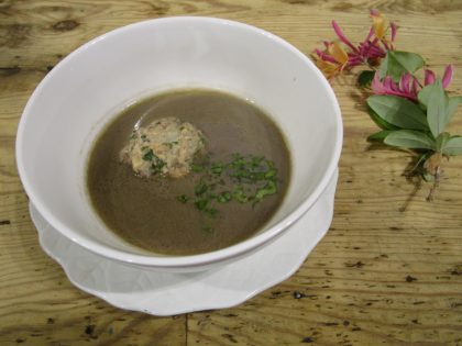 Las albondigas de pescado, de esturión en la antología de Altamiras, pero aquí de salmon, se cuecen en un caldo de garbanzos.