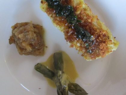 El timbal de repollo de Altamiras se prepara como un flan de huevo salado, con col al vapor y perejil. Lo acompaña bien un compôte de cebolla.