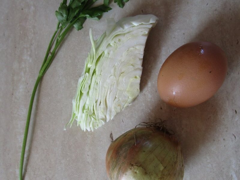 Los ingredientes para hacer el timbal de repollo de Juan Altamiras: col, cebollas, huevos, perejil, y sal y pimienta.