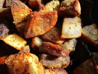 Las raíces como nabos, chirivía y patatas cortadas en trozos grandes, y cubiertas con harina negra, y luego se sofríen suavmente en aceite de oliva.