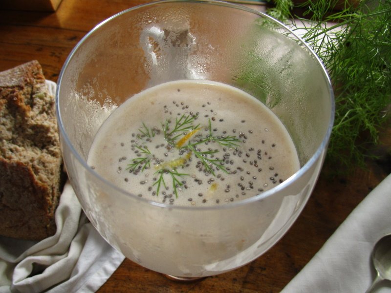 Altamiras convertió su caldo de pescado en una sopa espesada con avellanas y endulzada con dados de fruta escarchada.