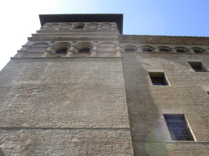 Altamiras y Goya conocían bien los palacios mudéjares en El Coso, una avenida amplia de la ciudad de Zaragoza donde sobreviven varios ejemplos imponentes de arquitectura mudéjar.
