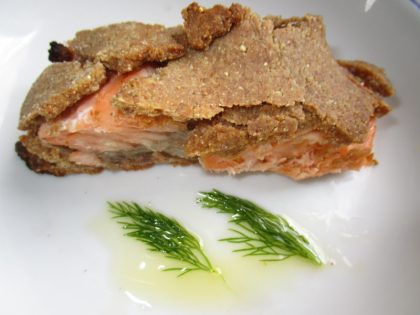 Una empanada de pescado de Altamiras recreada aquí con salmón, y con la masa original de harina, aceite de oliva, sal y anis.
