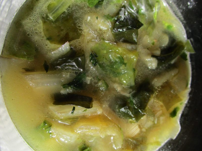 Preparando burete: la sopa admite todo tipo de verduras desde acelgas, col, kale, hojas de nabos, espinacas y pak choi a ortigas, algas y collinejas. Preparando burete: la sopa admite todo tipo de verduras desde acelgas, col, kale, hojas de nabos, espinacas y pak choi a ortigas, algas y collinejas.