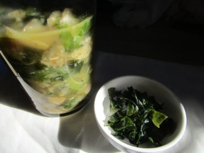 Burete, un caldo de verduras con sofrito de cebolla, hojas verdes picadas y migas de pan, un plato franciscano muy emblemático.