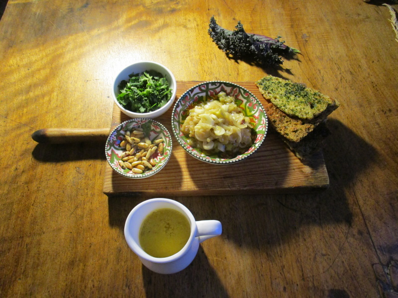 Crema de avellanas y pan, con azafrán y ajo, sopa excelente en caliente o frío.
