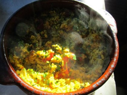 Arroz Bomba, una variedad redonda hervida aquí en caldo de pescado, tomates y azafrán.