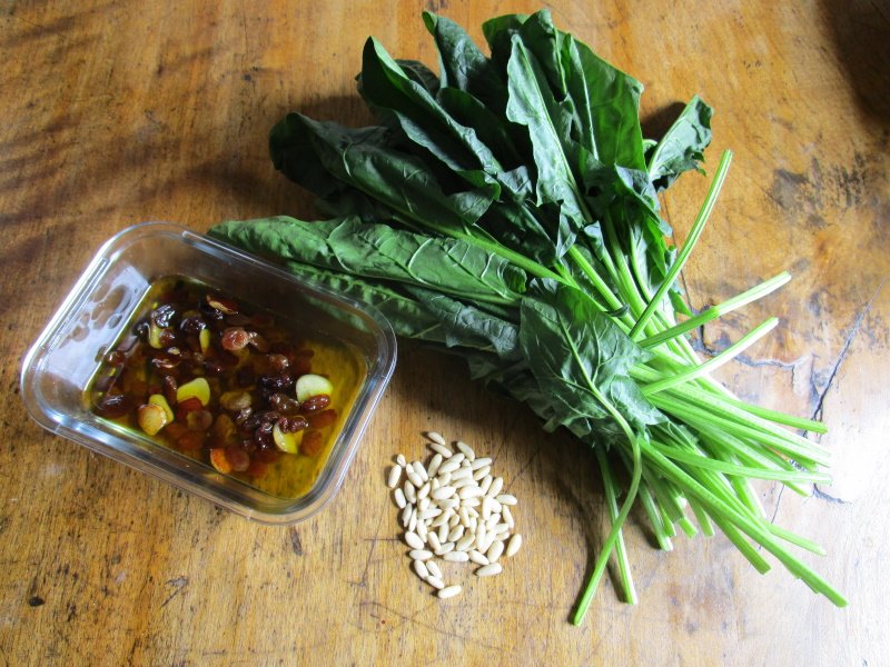 Los ingredientes: hojas tiernas de espinacas, aceite de oliva dulce, pasas jugosas, ajos y piñones, una gama equilibrada mediterránea de sabores y texturas.