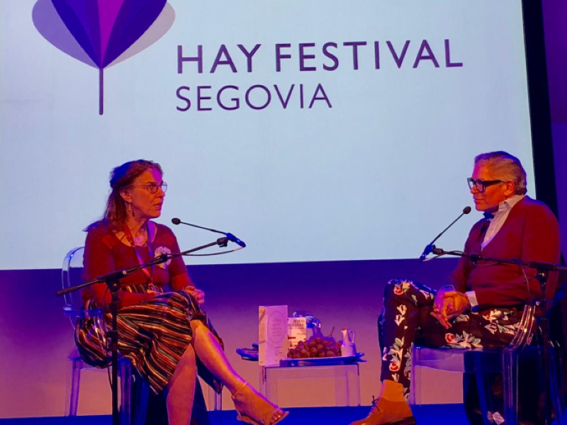 Hay Festival Segovia, 2019, en conversación con el novelista, periodista y presentador Boris Izaguirre en el Alhondiga, un granero del siglo XVI. Hay Festival Segovia, 2019, en conversación con el novelista, periodista y presentador Boris Izaguirre en el Alhondiga, un granero del siglo XVI.