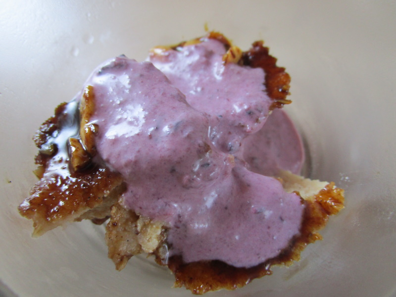 Flan de huevo y migas servido con crème fraîche de frutos rojos. Flan de huevo y migas servido con crème fraîche de frutos rojos.