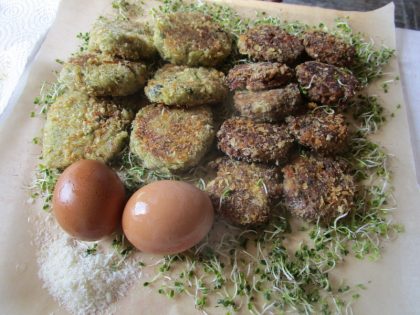 Pastelillos de pencas de acelga empanados con migas secas y fritas en aceite de oliva.
