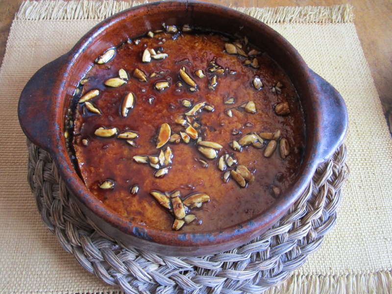 Una cazuela de barro sirve muy bien para hornear un flan y probablemente fue el recipiente que utilizo Altamiras. Una cazuela de barro sirve muy bien para hornear un flan y probablemente fue el recipiente que utilizo Altamiras.