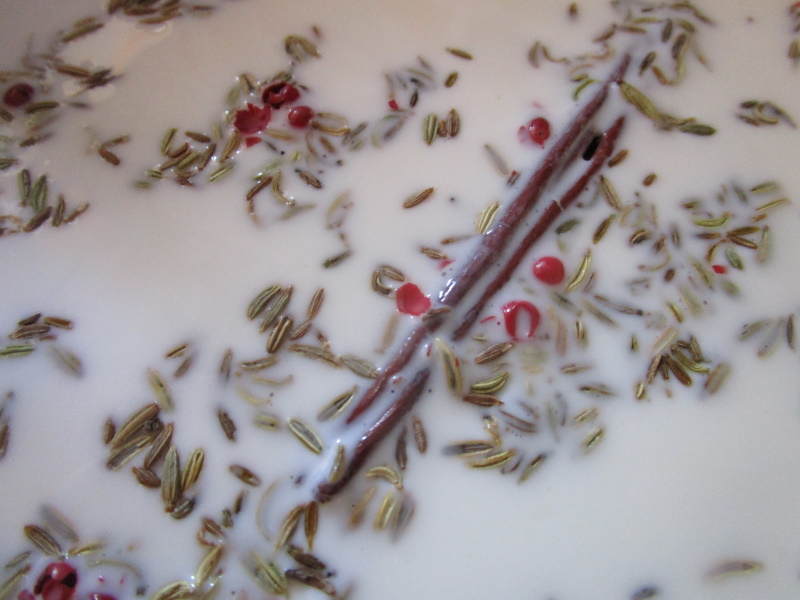 Anis, pimienta roja y canela flotan en leche caliente, en infusión por la crema de un flan con migas. Anis, pimienta roja y canela flotan en leche caliente, en infusión por la crema de un flan con migas.