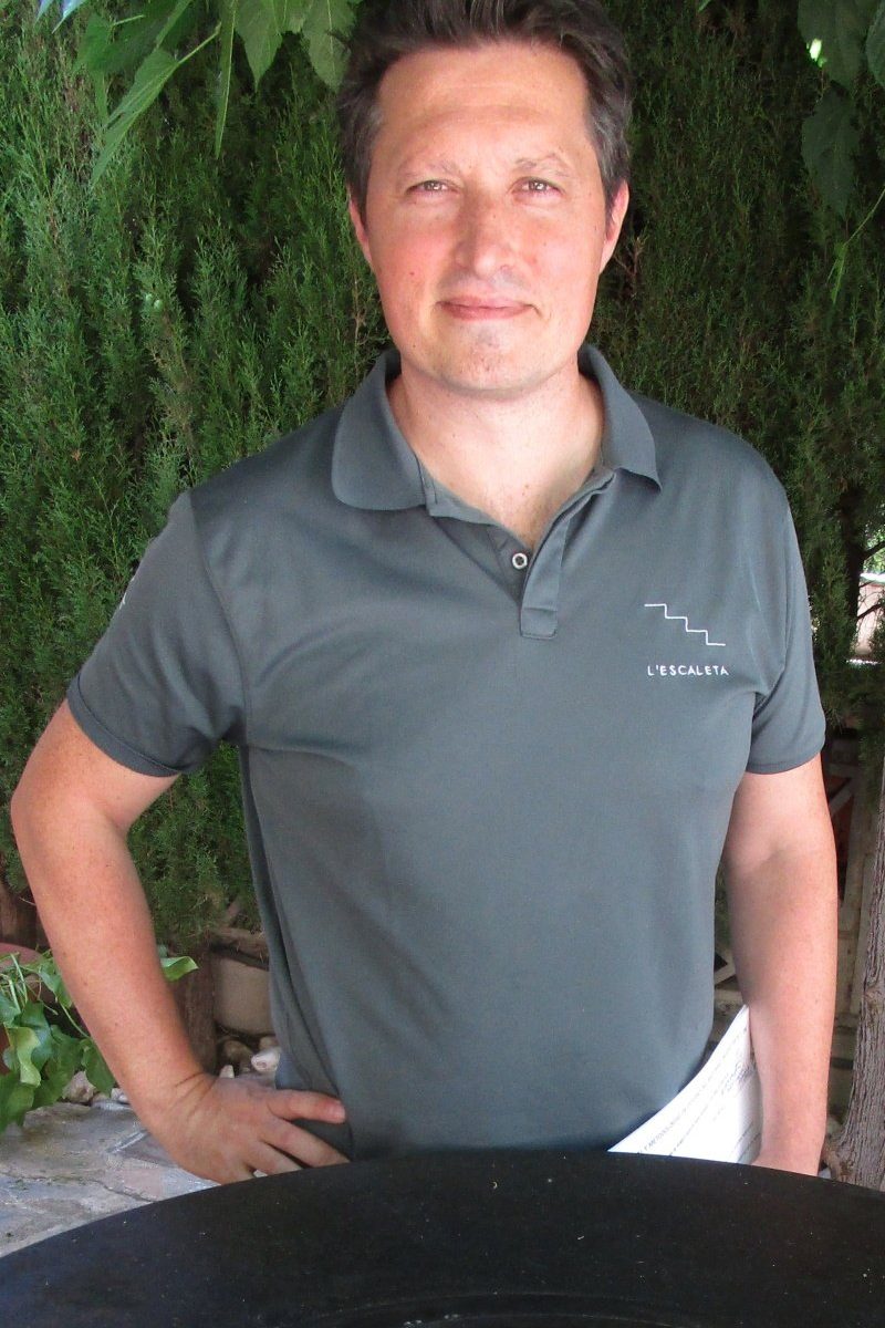 Kiko Moya, que compartía mi ponencia sobre lecturas de recetarios antiguos de historiadores con chefs, en el restaurante familiar L’Escaleta, con un horno portátil de carbon y leña.