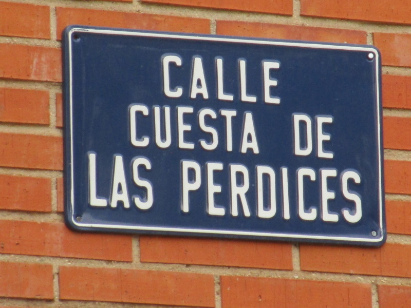 Aranjuez. Placa de la Cuesta de las Perdices, una calle que recuerda las perdices rojas, los aves mas valorados en las cazas de la familia real en Aranjuez.