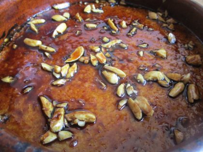 Flan de huevo con migas de pan, caramelo liquido, almendras tostadas.
