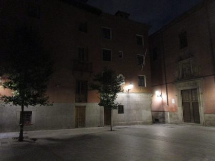 Altamiras hubiera conocido los callejones antiguos, con sus esquinas, vueltas y rincones, que desembocan en la Plaza Mayor del siglo XVII.