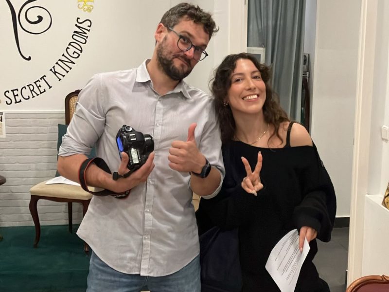 Entre bastidores: Pau, de InGame Productores, captó la velada en video y Filipa, de la librería, ayudó con el montaje y circulación de la cata de sabores. Foto: David Price Entre bastidores: Pau, de InGame Productores, captó la velada en video y Filipa, de la librería, ayudó con el montaje y circulación de la cata de sabores. Foto: David Price