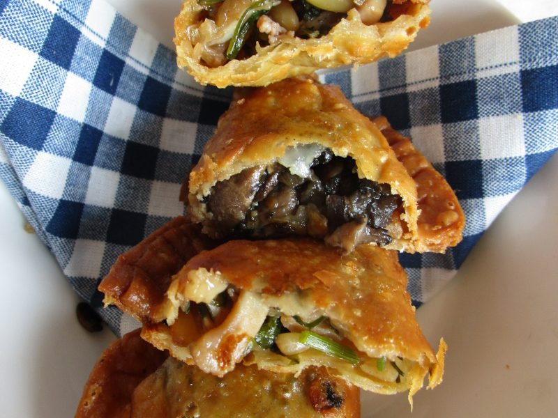 Algunos de los sabores en la cata del siglo XVIII: compota de tomate, naranja y ajo; espinacas con aceite de pasas y ajo; empanadillas de setas y pasta de avellana. Algunos de los sabores en la cata del siglo XVIII: compota de tomate, naranja y ajo; espinacas con aceite de pasas y ajo; empanadillas de setas y pasta de avellana.