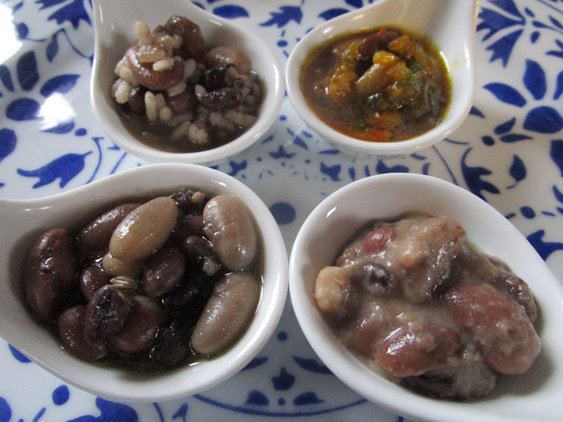 Alubias aderezadas a gusto: aquí, desde izquierda arriba, en el sentido del reloj, se ven con arroz, sofrito, queso y miga de pan, o ajo. Alubias aderezadas a gusto: aquí, desde izquierda arriba, en el sentido del reloj, se ven con arroz, sofrito, queso y miga de pan, o ajo.