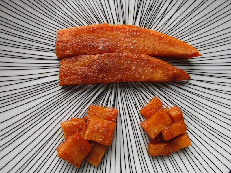 Las raíces se pueden cortar en laminas delgadas, dados pequeños o trozos mas grandes antes de enharinarse por la fritura. Las raíces se pueden cortar en laminas delgadas, dados pequeños o trozos mas grandes antes de enharinarse por la fritura.