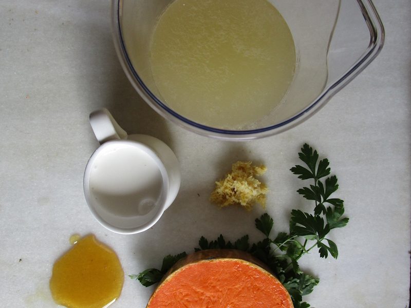 Una crema de calabaza y miel preparada con una loncha gruesa de calabaza bellota, caldo de verdura o pollo, nata fresca, miel y ralladura de limón. Una crema de calabaza y miel preparada con una loncha gruesa de calabaza bellota, caldo de verdura o pollo, nata fresca, miel y ralladura de limón.