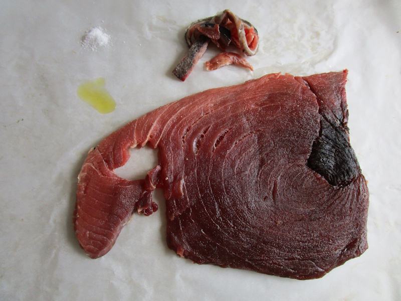 Atún limpio de piel y membranas pero con su sangacho, o carne oscura, que se come bien en cantidades pequeños al lado de la carne blanca. Atún limpio de piel y membranas pero con su sangacho, o carne oscura, que se come bien en cantidades pequeños al lado de la carne blanca.