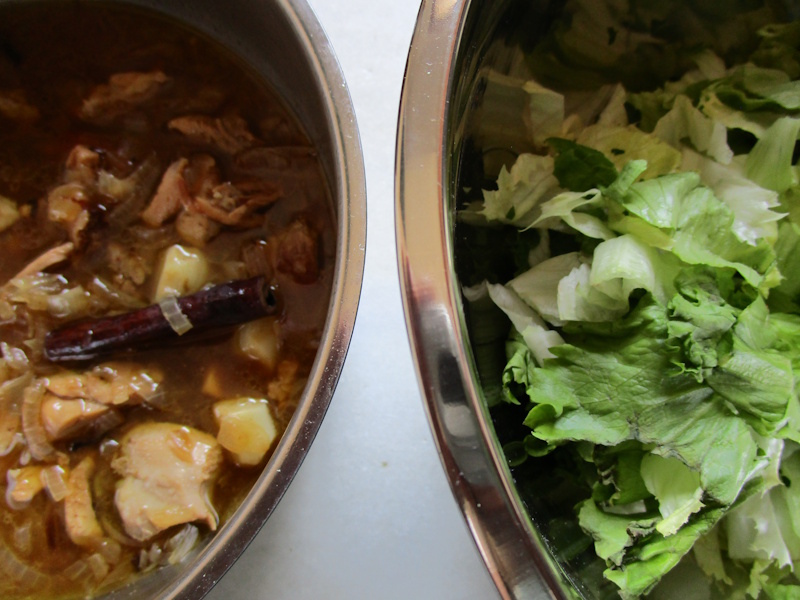 La lechuga y el pollo o conejo se combinan antes de cubrir las cazuelitas con hojas de masa, por ejemplo, de hojaldre. (foto © Vicky Hayward, 2026) La lechuga y el pollo o conejo se combinan antes de cubrir las cazuelitas con hojas de masa, por ejemplo, de hojaldre. (foto © Vicky Hayward, 2026)