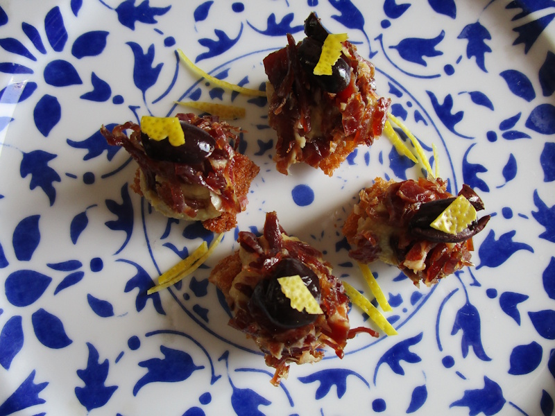Pinchos de pan de espelta, crema de alcachofas, migas de jamón curado, aceitunas negras sin hueso y ralladura de limón. Pinchos de pan de espelta, crema de alcachofas, migas de jamón curado, aceitunas negras sin hueso y ralladura de limón.