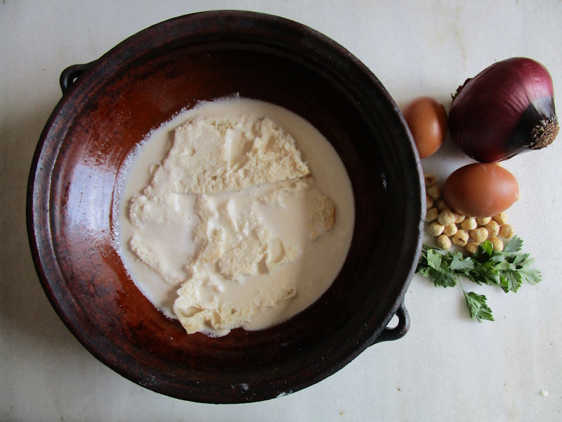 En las sopas de pan las rebanadas se mojan en la crema hasta esponjosas, y luego se reparten encima el queso, huevo duro y cebolla salteada.