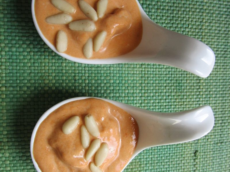 Una crema de calabaza bellota asada en puré con miel y kéfir se puede servir como aperitivo dulce o postre en tartaletas o cucharadas. Una crema de calabaza bellota asada en puré con miel y kéfir se puede servir como aperitivo dulce o postre en tartaletas o cucharadas.