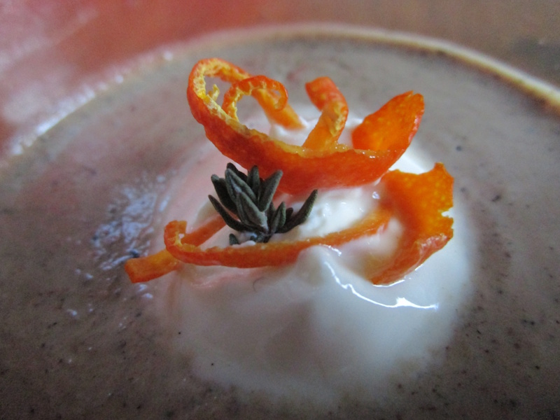 Rizos de piel de naranja escaldada y una cucharada de kéfir ofrecen un maridaje de ácidos afrutados y fermentados. Rizos de piel de naranja escaldada y una cucharada de kéfir ofrecen un maridaje de ácidos afrutados y fermentados.
