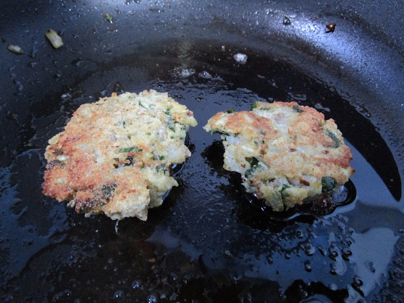 La fritura convierte la masa cruda de acelgas en pastelillos de corteja crujiente. La fritura convierte la masa cruda de acelgas en pastelillos de corteja crujiente.