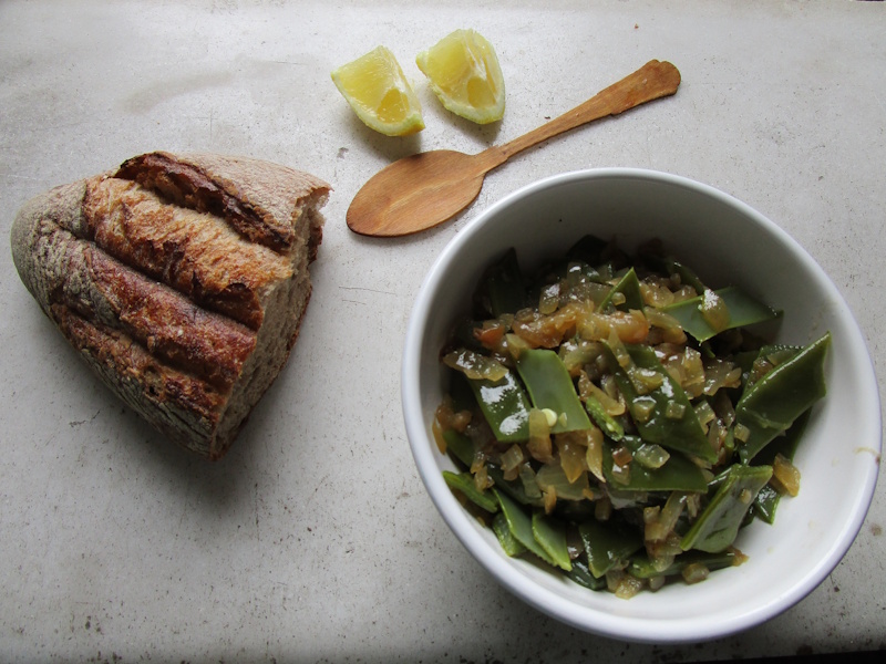 La sencillez, pero con textura y sabor: judías verdes en aceite de cebolla, pan de espelta, limón. La sencillez, pero con textura y sabor: judías verdes en aceite de cebolla, pan de espelta, limón.