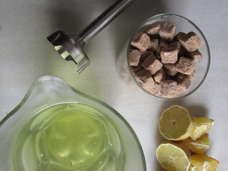 Preparando granizados agridulces: ralladura de limón macerada en agua, azúcar de caña y zumo de limón natural.