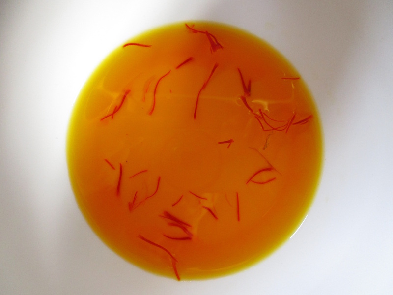 Azafrán remojado en agua mineral durante 48 horas, y listo para añadir al arroz con su agua de remojo. Azafrán remojado en agua mineral durante 48 horas, y listo para añadir al arroz con su agua de remojo.