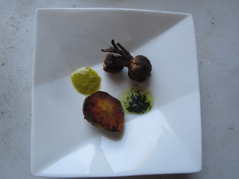 Nabos de primavera remojados en agua fría y rebozados con harina negra antes de su fritura en aceite aromatizado con cebolla. Nabos de primavera remojados en agua fría y rebozados con harina negra antes de su fritura en aceite aromatizado con cebolla.