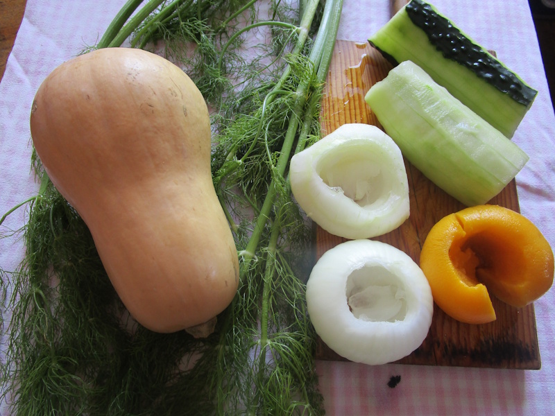 Un cuchillo o peladora de verdura puede dar forma a los huecos en las verduras crudas – por ejemplo, calabaza, cebollas, pepinos y hinojo.